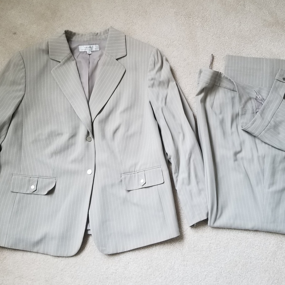 Tahari- Womens Grey pinstriped pantsuit